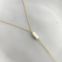 Gravatinha Elos com Miçangas Marfim - Joia Banhada a Ouro 18k