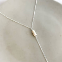 Gravatinha Elos com Miçangas Marfim - Joia Banhada a Prata